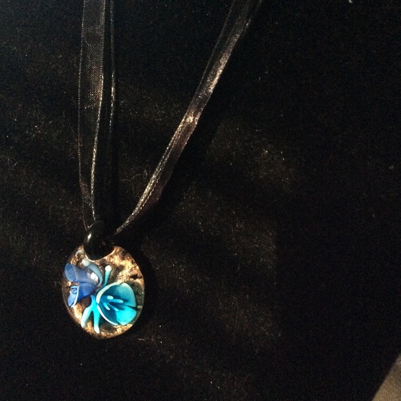 Murano Style Beautiful glass flowered necklace. - Picture 5 of 8